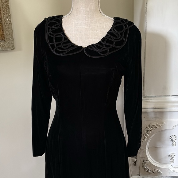 Elegant Black Velvet Evening Gown - Picture 3 of 3